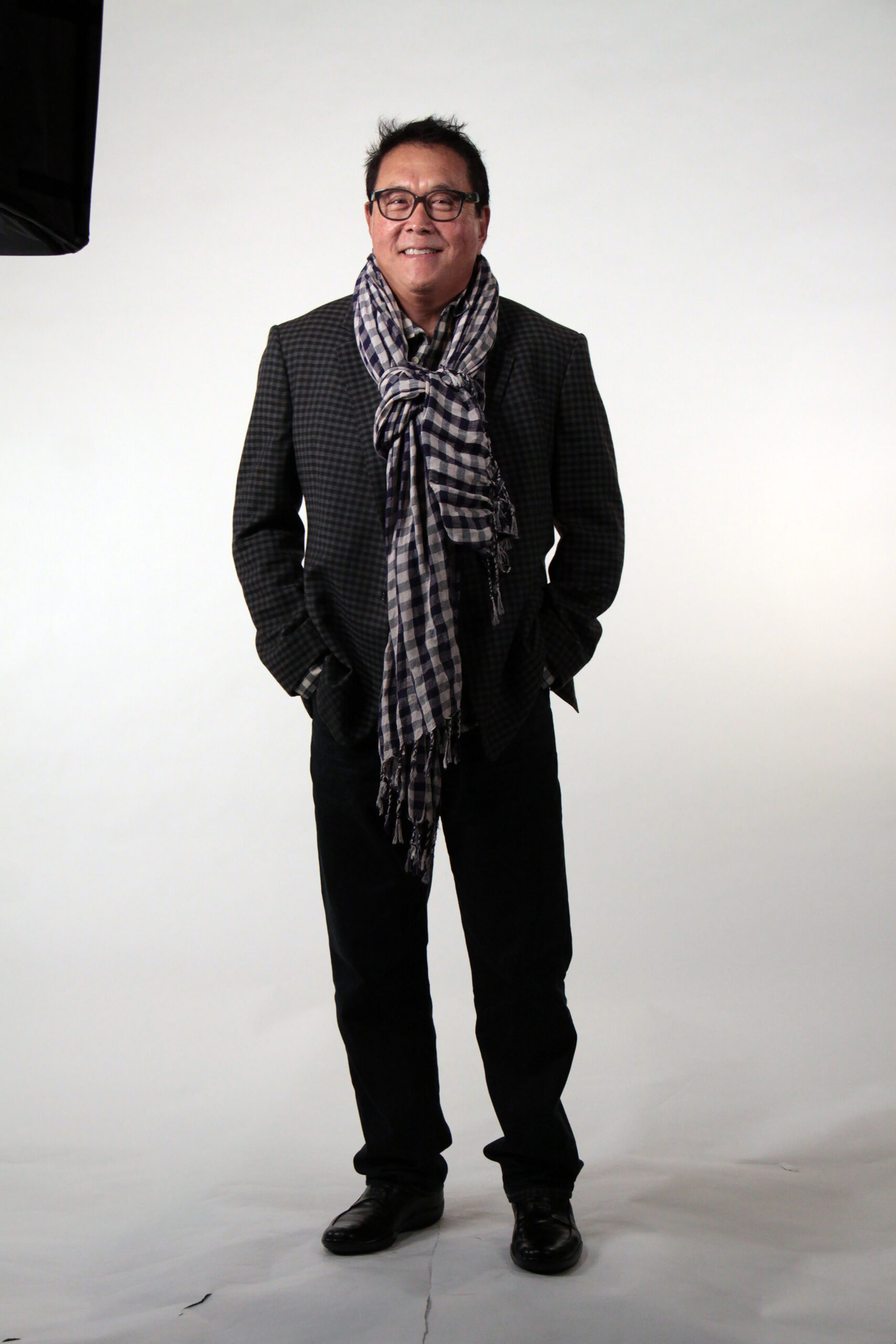 robert kiyosaki standing